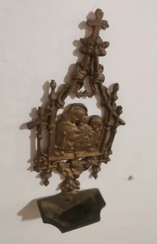 Antica acquasantiera in metallo