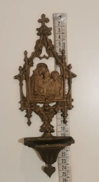 Antica acquasantiera in metallo