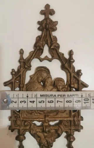 Antica acquasantiera in metallo