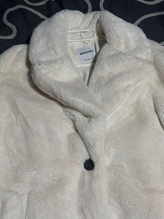 Abrigo pelo Bershka blanco talla única