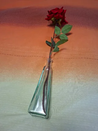 Jarrón de cristal con rosa roja