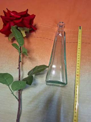 Jarrón de cristal con rosa roja