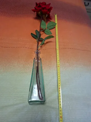 Jarrón de cristal con rosa roja