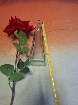Jarrón de cristal con rosa roja
