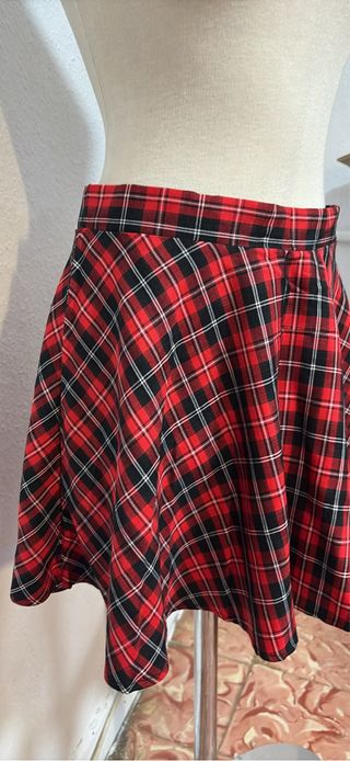 Falda de cuadros roja y negra