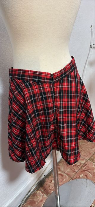 Falda de cuadros roja y negra