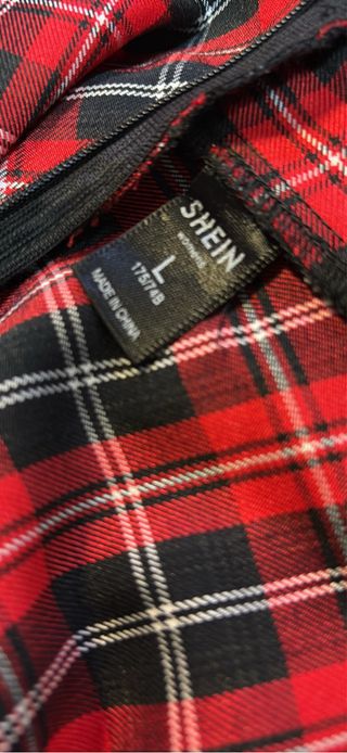 Falda de cuadros roja y negra