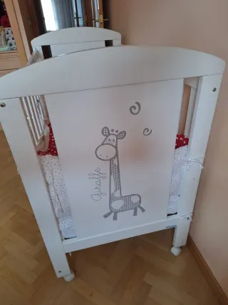 Cuna de madera blanca. Marca Micuna