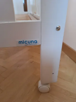 Cuna de madera blanca. Marca Micuna