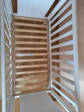 Cuna de madera blanca. Marca Micuna