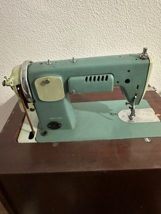 Máquina de coser Alfa Royale el mueble un poco a