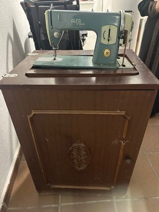 Máquina de coser Alfa Royale el mueble un poco a