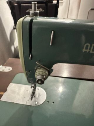 Máquina de coser Alfa Royale el mueble un poco a