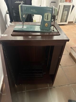 Máquina de coser Alfa Royale el mueble un poco a