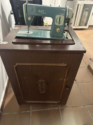 Máquina de coser Alfa Royale el mueble un poco a