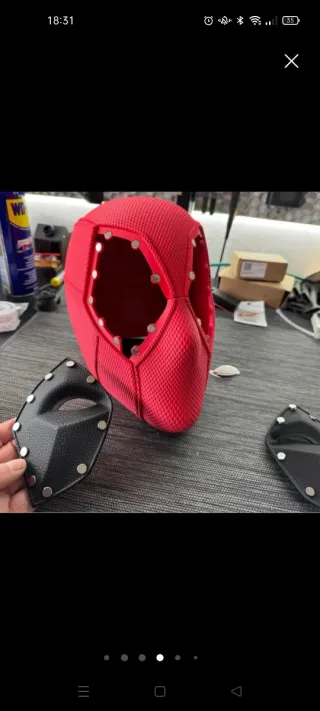 Máscara Roja y Negra.