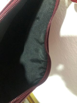 Bolso de hombro rojo con adorno de cerezas