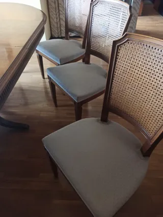 Mesa de comedor ovalada y 6 sillas.