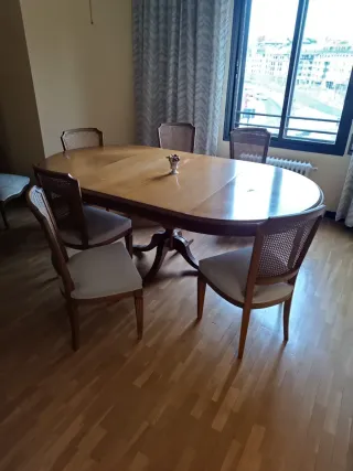 Mesa de comedor ovalada y 6 sillas.