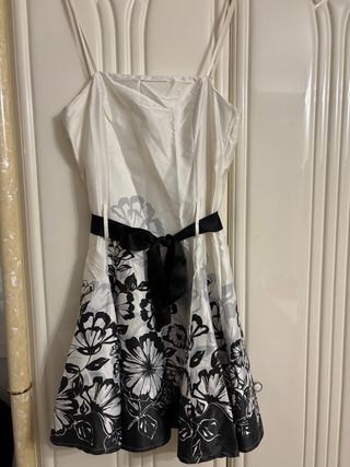 Vestido blanco y negro con lazo