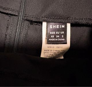 Falda corta negra con volantes