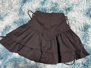 Falda corta negra con volantes