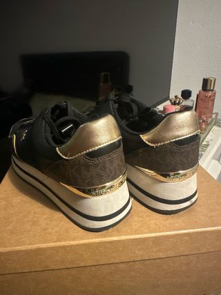 Zapatillas Michael Kors Negras y Doradas
