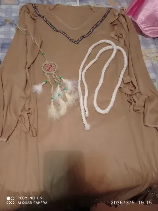 Disfraz beige con detalles étnicos
