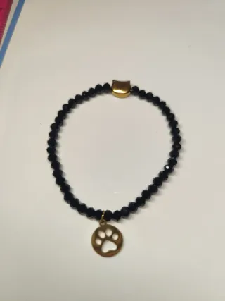 Pulsera negra con charm de gato dorado
