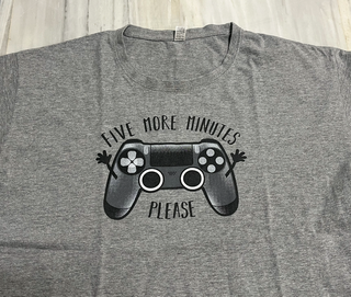 Camiseta gris gamer Five More Minutes Please