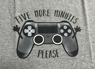 Camiseta gris gamer Five More Minutes Please