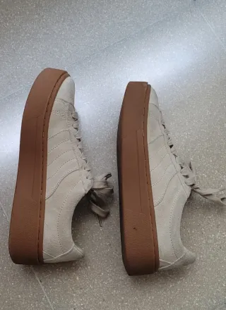 Deportivas beige y marrón