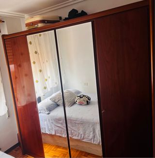 Armario de madera con puertas de espejo