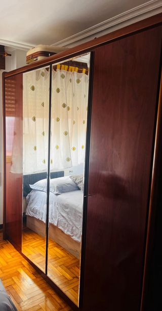 Armario de madera con puertas de espejo