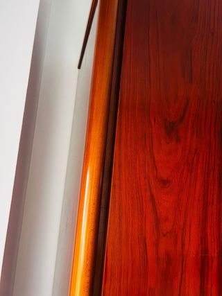 Armario de madera con puertas de espejo