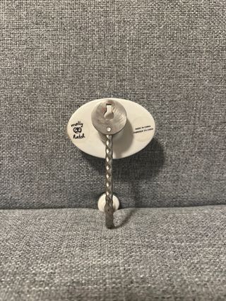 Percha cerámica con letra C