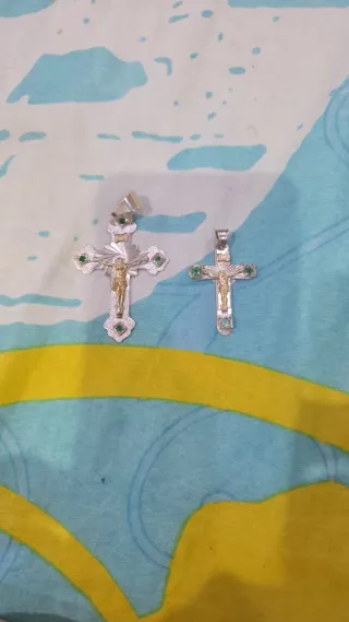 Dijes Crucifijos Plata y Oro Laminado Esmeralda