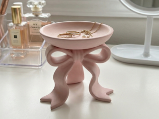 Portajoyas rosa con diseño de lazo