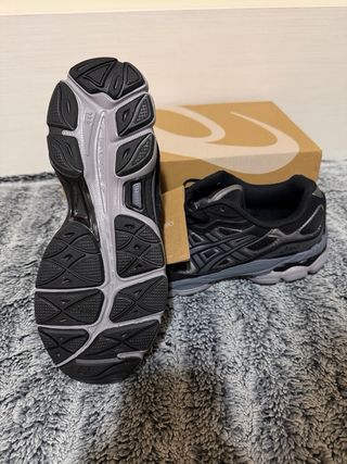 Asics Gel-NYK Negro/Gris