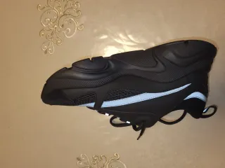 Zapatillas deportivas negras nuevas.