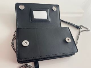 Bolso negro pequeño con espejo