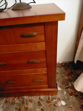 Mesita de noche de madera