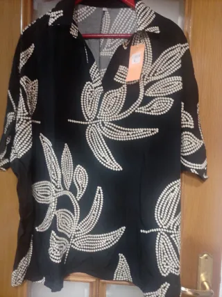 Camiseta negra con estampado floral blanco Talla L