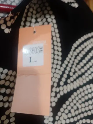 Camiseta negra con estampado floral blanco Talla L