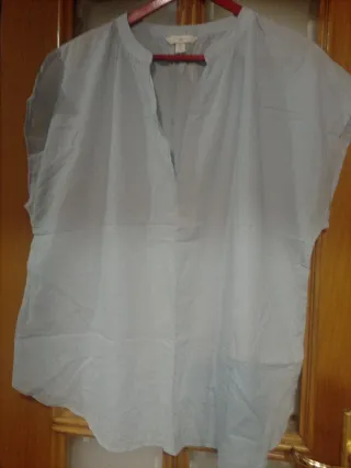 Camiseta negra con estampado floral blanco Talla L