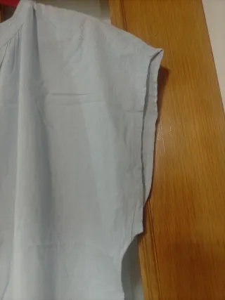 Camiseta negra con estampado floral blanco Talla L