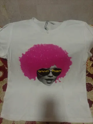 Camiseta negra con estampado floral blanco Talla L