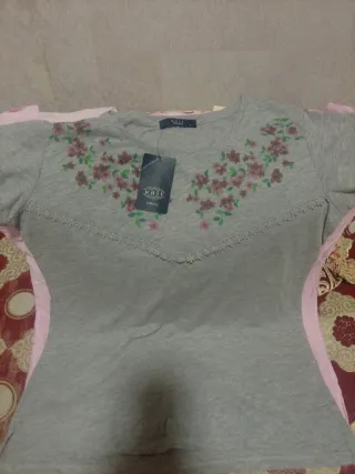 Camiseta negra con estampado floral blanco Talla L