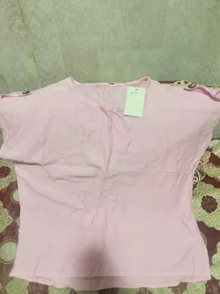 Camiseta negra con estampado floral blanco Talla L