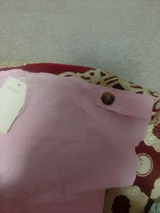 Camiseta negra con estampado floral blanco Talla L